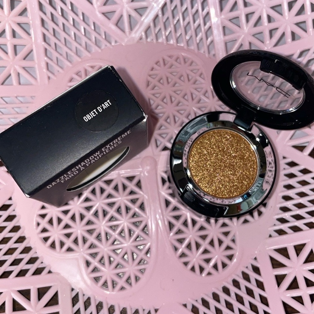 NIB-MAC Dazzleshadow Extreme 
OBJET D’ART